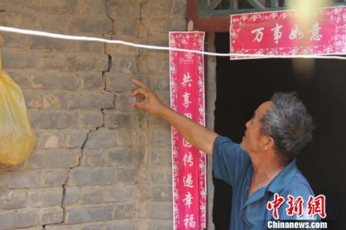 河南尉氏县永兴镇民房莫名开裂