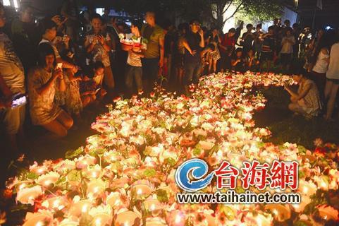 壮观！2400盏水灯放流