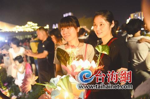 壮观！2400盏水灯放流1