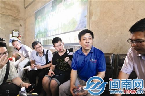 余剑锋（右二）向媒体介绍相关情况