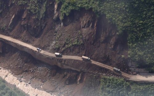 救援车辆行驶在牛栏江边的路上