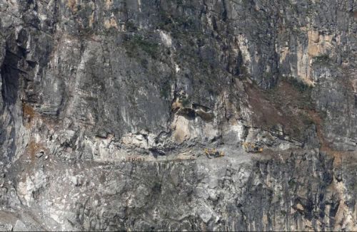 图为救援人员在牛栏江峡谷抢修通往堰塞湖的道路。