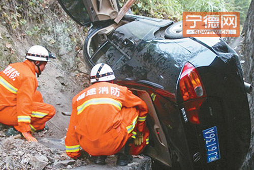 轿车坠下两米深边沟两人身亡 事发古田912县道黄田路段