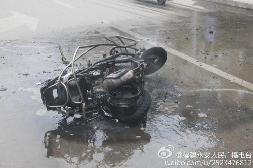 车主抽烟 小车追尾摩托车侧翻 引发自燃