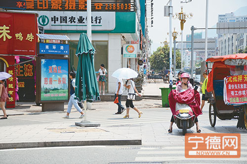 南环路一导流岛遮阳伞合着。