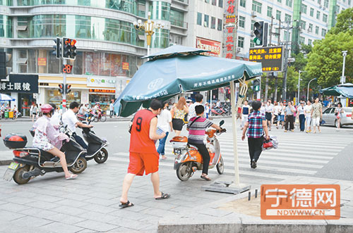 一些遮阳伞倾斜市民需弯腰而过。