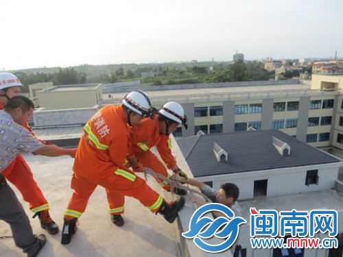 昨日早上，老许最终被消防救了上来