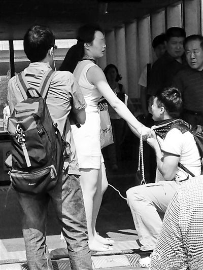 男子偷拍女乘客裙底被抓 跪地求饶