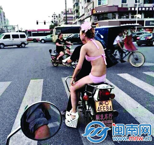 穿比基尼打车的妹子