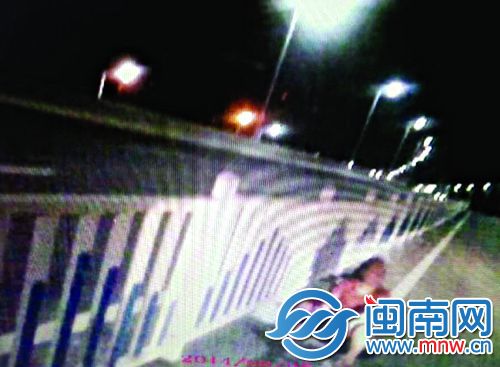 泉州到底有多热？ 睡大桥上乘凉的大姐