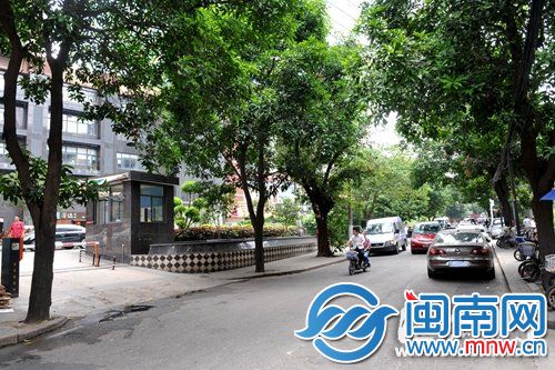 事发地是一个小区的大门前