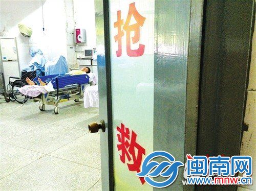 男子摔昏过去,被送往医院救治