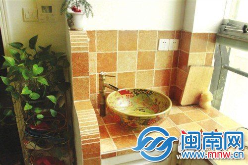 侯依姆对这个网购的水盆很满意jpg