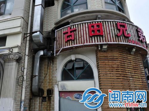 古田兄弟大排档楼外的排烟管道布满油渍