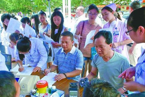 在滇莆商经营的医院职工踊跃参与无偿献血。