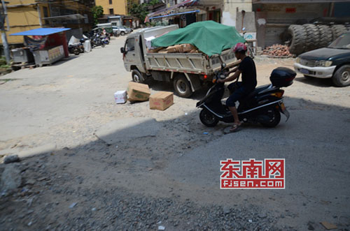 莆田双洋环球广场：路面坑洼 “坑”害行人