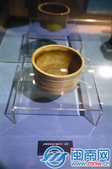 漳州窑米色白釉竹节三足炉（明代）