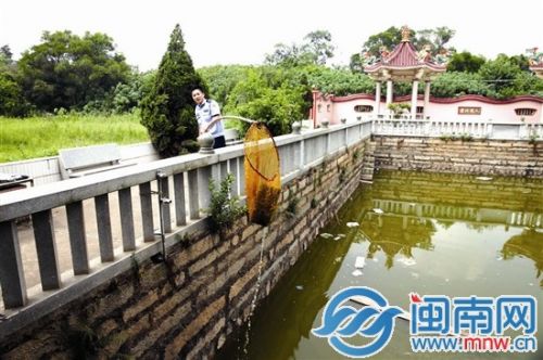 民警捞出方小姐的提包