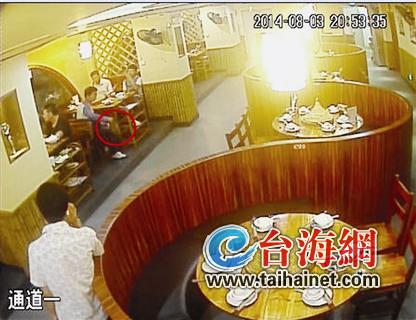 ▲监控视频显示，其中一名男子偷拎了邻桌的包