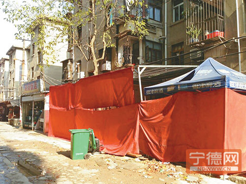 饭店的违章搭建占用了小区公用通道。