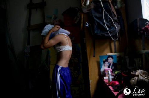 21岁双性人出生便遭生母抛弃 屡遭村民羞辱打骂