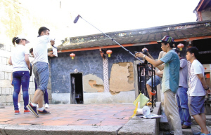 大二学生组团回乡