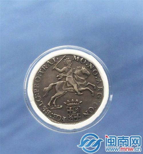 硬币上有西方人骑马持剑，因而取名为“马剑”银元
