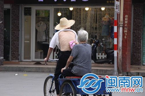 昨天下午，漳州市区青年路，老奶奶给骑车的老爷爷擦汗