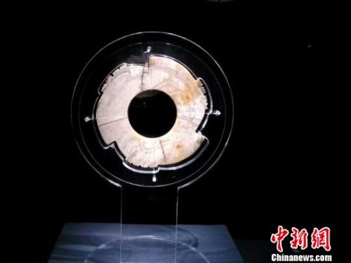 8月9日,“玉润东方——大汶口-龙山·良渚玉器文化展”在山东省博物馆开展,代表海岱地区和良渚文化的300余件史前玉器首次集中亮相山东。图为展出玉器。 杨晓卫 摄