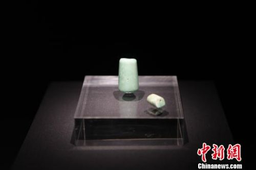 8月9日,“玉润东方——大汶口-龙山·良渚玉器文化展”在山东省博物馆开展,代表海岱地区和良渚文化的300余件史前玉器首次集中亮相山东。图为展出玉器。 山东省博物馆供图 摄