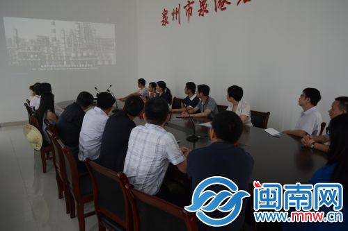 考察结束后，举行了简要会谈。