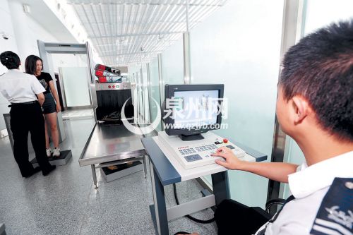 安检员对旅客和行李进行细致的安全检查