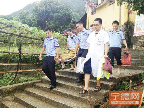 疑看经书“走火入魔” 周宁一6旬老汉持刀自残