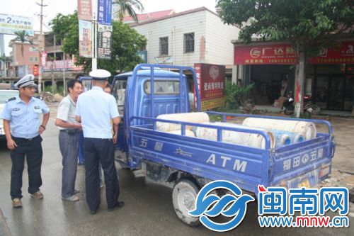 三轮车上装了4瓶氧气和6瓶乙炔