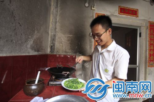 临近中午，许晓雄开始炒菜煮饭