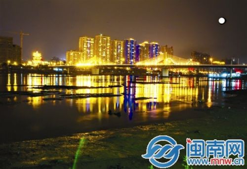 江上月色美（前晚8时许，读者毛豫娜摄于战备大桥下。稿酬80元）