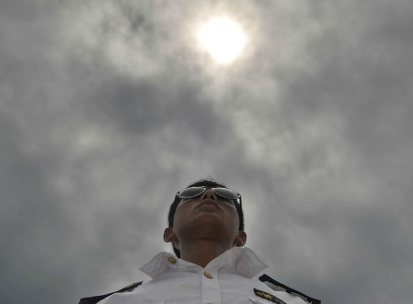 泉州九零后大学生青春大“烤”验 体验保安生活[组图]