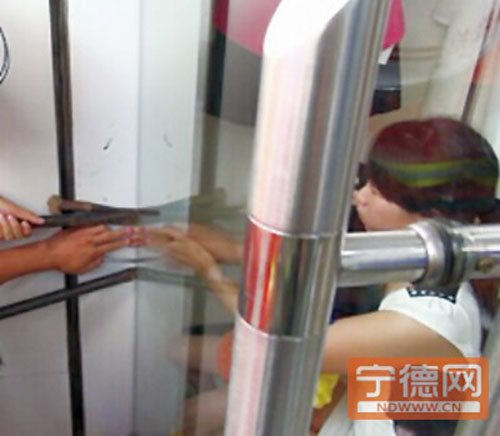 孩子手指被夹在门缝内