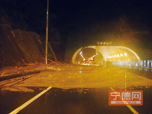 隧道被堵现场。(图片由宁德高速交警支队提供)