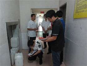 卫生部门工作人员进行餐饮服务环节食品安全监管检查