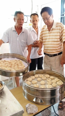老人们动手做面食