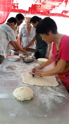 其乐融融的老人食堂