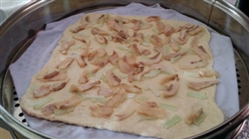 老人们自己动作做的面食