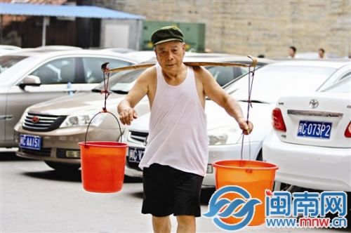 日下午，77岁的刘丕龙老人来回挑了5担水