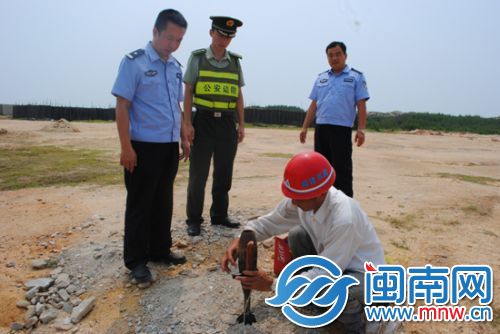 昨日上午，排爆人员正在安装引线