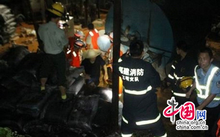 消防官兵解救12名工人