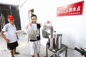 环卫工作人员向记者展示每天冲泡的中药饮片