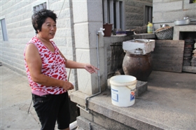 祥芝莲坂村用户因家中自来水有沙子而烦恼