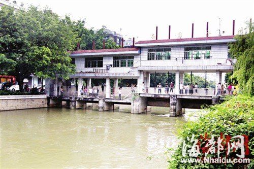 茶园水闸横跨在晋安河上,桥上隐患重重