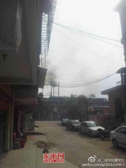 高柱的烟囱间歇性排放黑烟